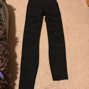 ***DAMAGED*** lululemon Wunder Under tech mesh